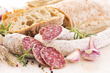Salami mit Brot