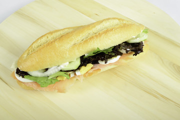 Bocadillo en bodegón sobre madera