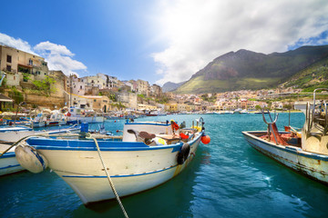 Fischerhafen in Castellammare del Golfo, Sizilien - obrazy, fototapety, plakaty