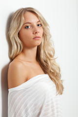 Obraz premium beautiful blonde woman near white wall