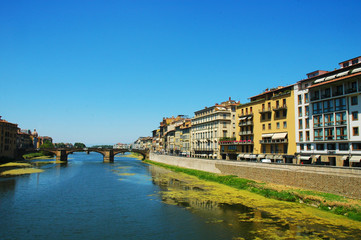 Fototapeta na wymiar Widok na rzekę Arno w letni dzień, Florencja, Włochy