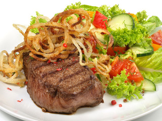 Steak mit Salat und Röstzwiebeln