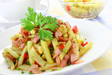 Yellow string beans with ham and paprika