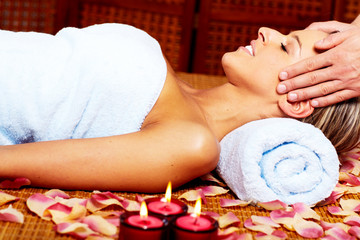 Obraz na płótnie Canvas Young woman in Spa massage salon.