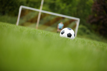 Symbolfoto Fußball auf Rasen