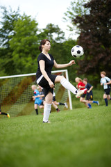 Frau beim Fußball hochhalten