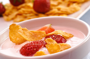 Yogurt  con fragole e corn flakes