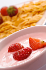 Yogurt con fragole e corn flakes