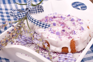 Kuchen mit Lavendelblüten
