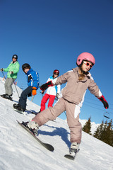Fototapeta na wymiar Rodzina na wakacjach narciarski w Górach