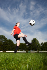 Frau beim Fußball hochhalten