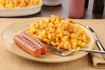 Macaroni and cheese with grilled hot dogs