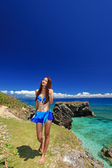 南国の海辺で寛ぐ笑顔の女性