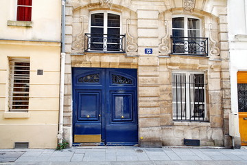 Fototapeta na wymiar Niebieskie drzwi na elewacji kamiennej