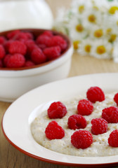 Porridge with raspberries