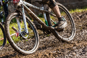 Mountainbiker im Schlamm