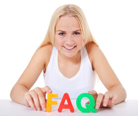 Attraktives Mädchen bildet den Begriff FAQ