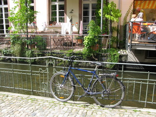 Fototapeta na wymiar Vélo au bord d'un ruisseau dans la ville de Fribourg-en-Brisgau