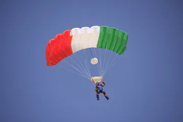 Photo sur Plexiglas Sports aériens Skydiver againt blue sky
