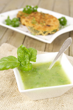 Zucchinisuppe und Zucchinischnitzel