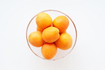 Абрикос в стеклянной чаше