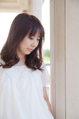 足元を見る若い女性