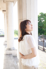 空を見上げる若い女性