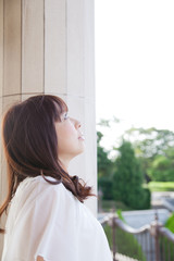 空を見上げる若い女性