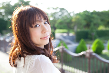 微笑む若い女性