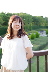 公園で休憩する女性