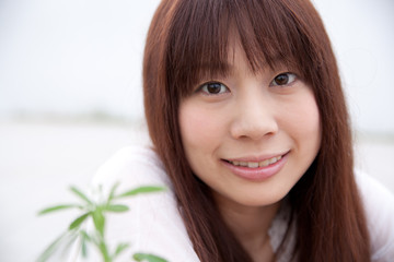 笑顔の若い女性