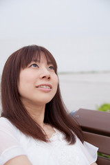 空を見上げる若い女性