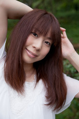 微笑む若い女性