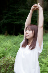 背伸びをする若い女性