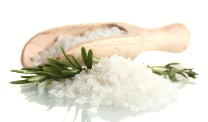 zout met verse rozemarijn en tijm geïsoleerd op wit
