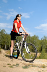 Fototapeta na wymiar piękna kobieta rowerzysta