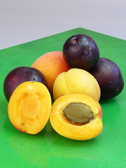 Aprikosen und Pflaumen