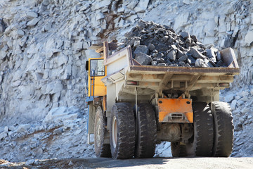 Fototapeta na wymiar Ciężarówka górnictwa w otwartym oddanych. Przemysł Minerały