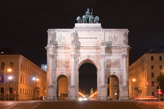 siegestor_munich_night