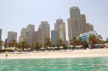 Fototapeta na wymiar Plaża w luksusowym hotelu, Jumeirah Dubai, Zjednoczone Emiraty Arabskie