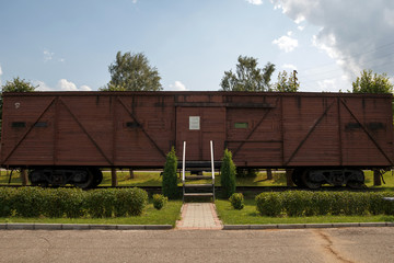 Fototapeta na wymiar Wagon Pamięci Muzeum pobliżu stacji Skrundzie, Łotwy