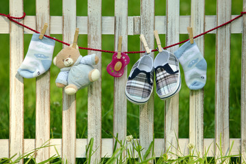 Babysachen am Zaun!