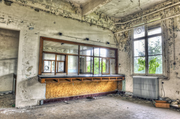 Fototapeta na wymiar Opuszczone okno rezerwacja w opuszczonej stacji kolejowej
