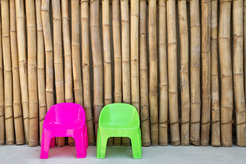 Fototapeta na wymiar Plastikowe krzesła na japońskim tle bambusa