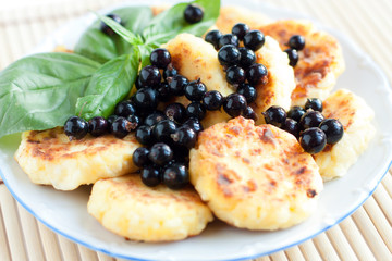 Cottage cheese pancakes with blackcurrant