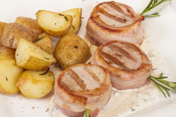 Grilled steak wrapped in bacon, with grilled vegetables, mashed