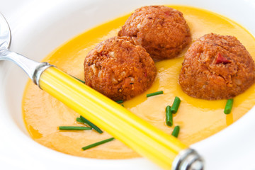 Tofu - Bällchen und Möhren-Ingwersuppe