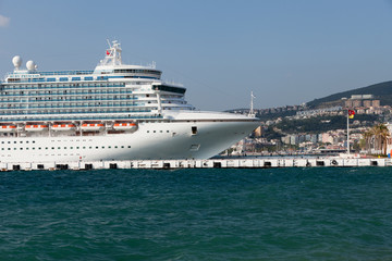Fototapeta na wymiar The passenger ship in port.