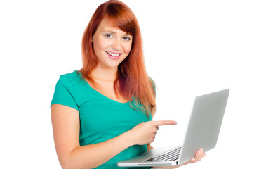 Naklejka premium junge frau zeigt auf ihr laptop