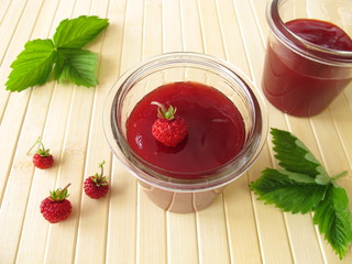Konfitüre mit Walderdbeeren im Glas